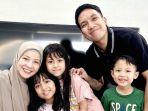 Desta-Mahendra-bersama-mantan-istrinya-Natasha-Rizky-juga-tiga-anaknya-trio-strong.jpg