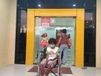 Foto-Karim-Makudu-alias-Karimu-duduk-di-kursi-roda.jpg