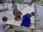 Gotong-Royong-Perbaiki-Jembatan-Pesisir-Torosiaje.jpg
