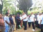 Gubernur-Gorontalo-Gusnar-Ismail-saat-penyerahan-bantuan-beras-cadangan-pangan-di-Desa-Hungayonaa.jpg