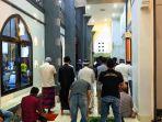 Jemaah-membuat-shaf-di-teras-Masjid-Agung-Baiturrahman-Limboto-Selasa-1232024.jpg