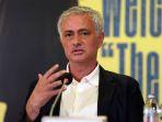 Jose-Mourinho-saat-diperkenalkan-sebagai-pelatih-baru-Fenebahce.jpg