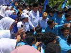 KUNJUNGAN-Momen-Wamen-PPPA-Veronica-Tan-diserbu-siswa-MAN-IC-Gorontalo-untuk-foto-bersama.jpg