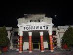 Kantor-Bupati-Pohuwato-telah-terpasang-garis-polisi.jpg