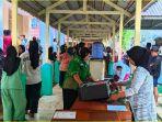 Karyawan-RSUD-Dunda-Limboto-memindahkan-barang-barang-dari-dalam-ruangan-yang-terbakar.jpg
