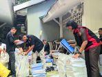 Kejaksaan-Tinggi-Gorontalo-saat-menggeledah-sejumlah-barang-bukti.jpg