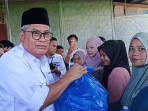 Kepala-BKKBN-Provinsi-Gorontalo-Diano-Tino-Tandaju-menyerahkan-bantuan-secara-simbolis.jpg