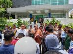 Kepala-BPJS-Kesehatan-Gorontalo-Djamal-Ardiansyah-menanggapi-tuntutan-para-mahasiswa.jpg