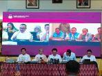 Ketua-KPU-Kota-Gorontalo-Mario-Nurkamiden-saat-berusaha-meredam.jpg