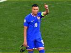 Kylian-Mbappe-mencetak-gol-ke-gawang-Polandia-di-babak-penyisihan-grup-Euro-2024.jpg