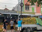 Lapak-Baduri-Duri-ramai-dikunjungi-pembeli-durian.jpg
