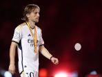 Luka-Modrid-rupanya-untuk-saat-ini-dipastikan-tak-akan-pensiun-seperti-Toni-Kroos.jpg