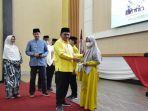 Marten-Taha-di-dampingi-Ryan-F-kono-memberikan-hadiah-kepada-Kafilah-Kota-Gorontalo.jpg
