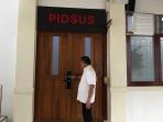 Marten-Taha-saat-memasuki-ruangan-Pidsus-di-Kantor-Kejati-Gorontalo.jpg