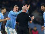 Momen-Erling-Haaland-memprotes-keras-keputusan-wasit-Simon-Hooper.jpg