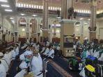 Para-calon-jemaah-Haji-Kota-Gorontalo-sesuai-jadwal-setelah-melaksanakan-salat-ashar-berjamaah.jpg