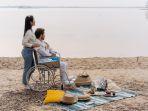 Pasangan-romantis-piknik-di-pantai.jpg