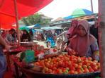 Pedagang-di-Pasar-Kamis-Desa-Maluo.jpg