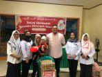 Penyerahan-secara-simbolis-paket-bantuan-9999.jpg