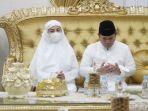 Pj-Gubernur-Gorontalo-Ismail-Pakaya-bersama-istri-di-rumah-jabatan-gubernur.jpg