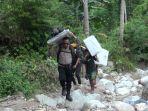 Polisi-Gorontalo-saat-menyalurkan-logistik-dan-surat-suara-di-Pinogu-Gorontalo.jpg
