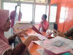 Potret-warga-menerima-Program-PKH-uang-tunai-di-Kantor-Pos-Marisa.jpg
