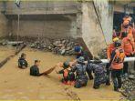 Proses-pencarian-pengendara-sepeda-motor-yang-terjatuh-ke-sungai.jpg