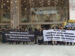 Puluhan-pegawai-Kemendiktisaintek-menggelar-aksi-demonstrasi.jpg
