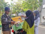 Ramli-Utami-berjualan-es-celup-keliling-di-kawasan-Kampus-UNG.jpg