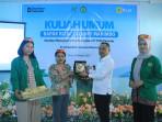 Rizal-Calvary-Marimbo-memberikan-cinderamata-kepada-PLT-Rektor-Unsimar.jpg