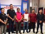 Rusli-Zubair-Gobel-ketiga-dari-kiri-menggunakan-rompi-mermud.jpg
