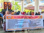 Sejumlah-Buruh-PT-Royal-Coconut-membentangkan-spanduk-tuntutan.jpg