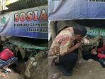 Seorang-kakek-tinggal-di-dalam-lubang-bertahun-tahun.jpg