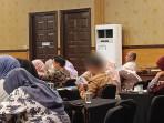 Seorang-peserta-asyik-main-game-saat-sosialisasi-MBG.jpg