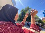 Seorang-wanita-Gorontalo-menerawang-uang-Rp-50-ribu-buntut-peredaran-uang-palsu-Jumat-0312024.jpg