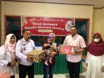 Sri-Astuti-Ismail-saat-menerima-paket-bantuan-anak-beresiko-stunting-888.jpg