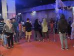 Suasana-di-luar-wahana-Rumah-Hantu-Ponggo-pada-Senin-malam.jpg
