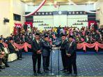 Syam-T-Ase-menyerahkan-SK-Ketua-DPRD-Kabupaten-Gorontalo.jpg