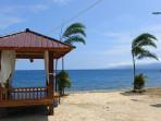 TEMPAT-NONGKRONG-Suasana-pantai-Botutonuo-Gorontalo-di-Cleopatra-Beach-Resort.jpg