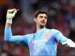 Thibaut-Courtois-dilempari-korek-api.jpg