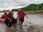 Tim-SAR-gabungan-bersama-warga-mengevakuasi-jenazah.jpg
