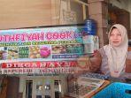 Toko-Lutfiyah-Cookies-dan-pemiliknya-Zubaidah-Rahman.jpg