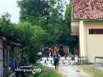 Warga-melakukan-penutupan-jalan-yang-biasa-dilewati-Suparman-Sabtu-1152024.jpg