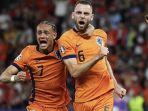 Xavi-Simons-dan-Stefan-De-Vrij-merayakan-gol.jpg
