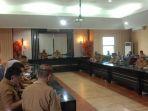 membahas-nasib-tenaga-honorer-di-wilayah-tersebut-Selasa-0422025.jpg
