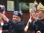 tarian-Longgo-di-halaman-rumah-adat-Gorontalo-Bantayo-Poboide.jpg