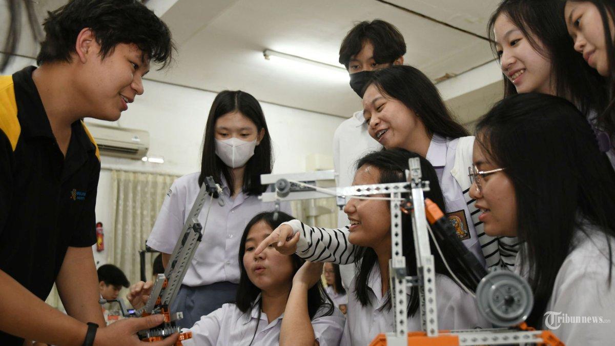 FOTO HANYA ILUSTRASI - Tes minat bakat untuk menentukan jurusan sekolah, efektif kah? - Keterangan foto: iswa kelas X dan XI SMAK Frateran melihat beberapa hasil karya mahasiswa yang memanfaatkan Artificial Intelligence (AI) disela AI Viber Only with Institut STTS, Senin (10/6/2024). Selain itu sebanyak 321 siswa 8 guru yang terbagi menjadi beberapa kelompok ini juga mengikuti kampus tour, berkeliling ke beberapa ruangan, ruang praktek dan laboratorium kampus yang sebagian besar memanfaatkan memanfaatkan AI (kecerdasan buatan).