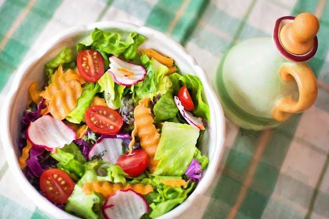 Ilustrasi menu makan kaya serat, baik untuk pencernaan hingga melawan kadar kolesterol jahat