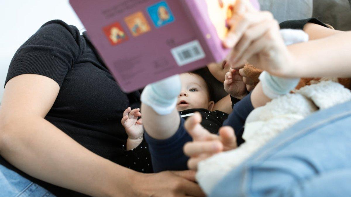 Ilustrasi - Membacakan buku untuk anak