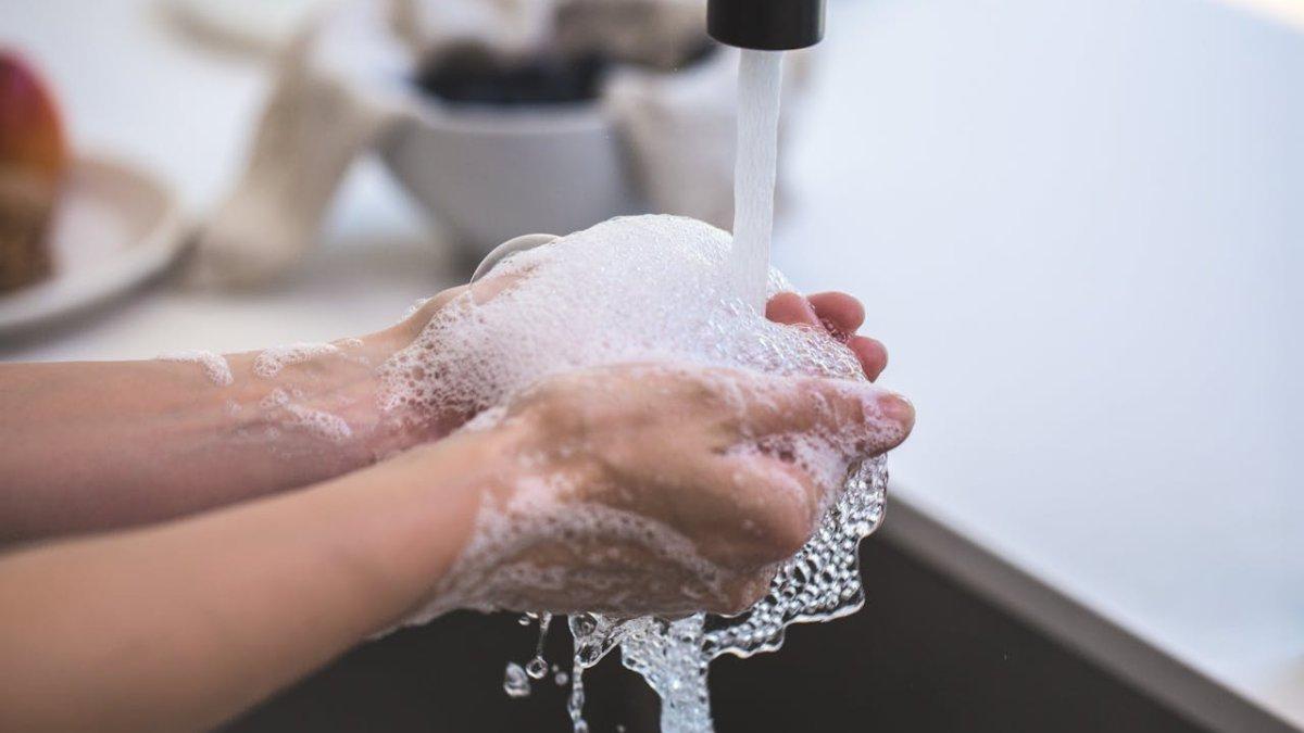 Mom and Dad Wajib Cuci Tangan setelah 7 Aktivitas Berikut, Penting agar Kuman tidak Menyebar ke Bayi